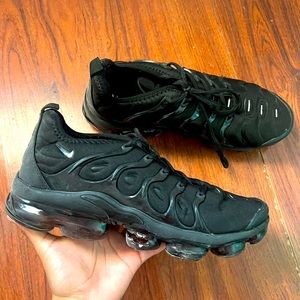 Black Nike Vapor Max shoes